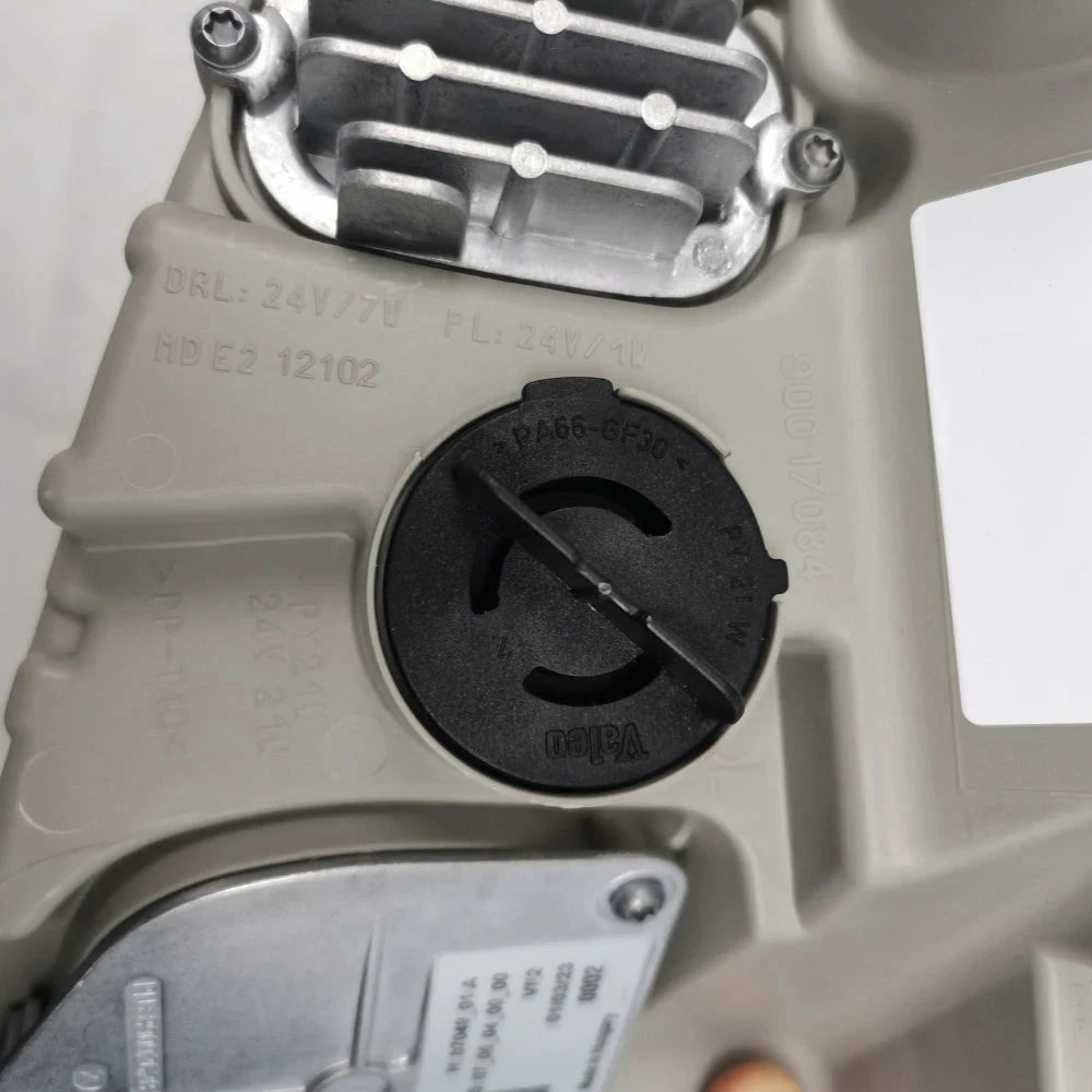 82526640 head lamp – Compatible with 2000–2012 VOLVO FE/FL/VM trucks XKLAMP